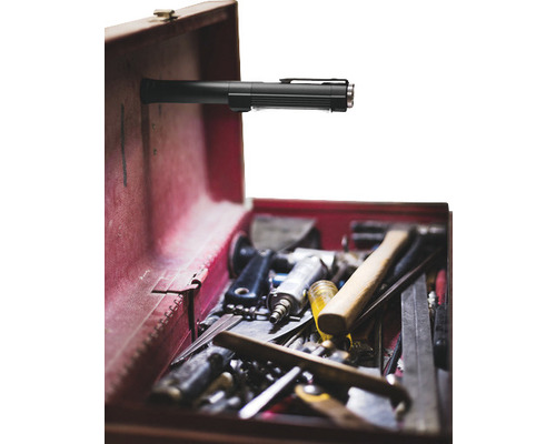 Geöffneter Werkzeugkasten mit diversen Werkzeugen und einer Lampe