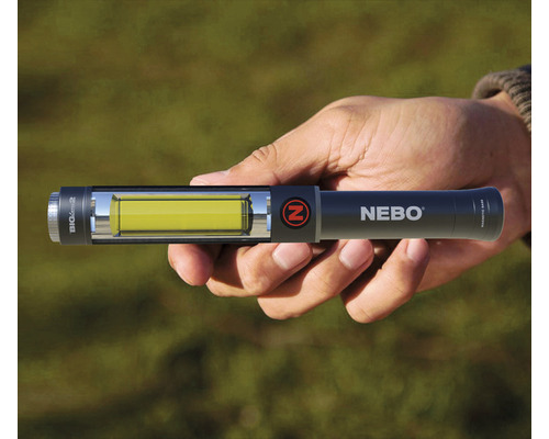 NEBO BIG Larry 2 Taschenlampe in Hand