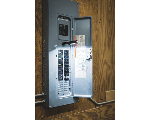 Geöffneter Sicherungskasten mit Sicherungen