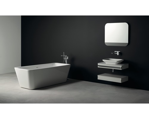 Équipement de salle de bains avec baignoire, lavabo, miroir et robinetterie pour une ambiance élégante