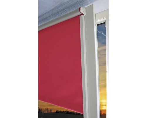 Nahaufnahme eines roten Rollos am Fenster