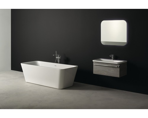 Salle de bains avec baignoire îlot, meuble-lavabo et miroir