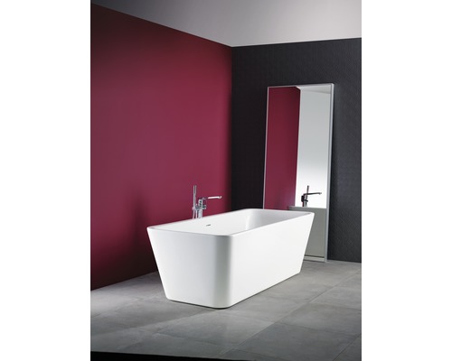 Baignoire îlot dans une salle de bains avec miroir