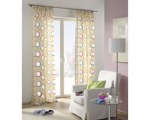 Gardinen mit Kreismuster vor einem Fenster in einem Wohnzimmer