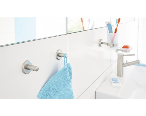 Salle de bains avec patère, gobelet à brosses à dents, porte-savon et robinet de lavabo
