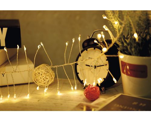 Scène avec guirlande lumineuse, réveil et décoration