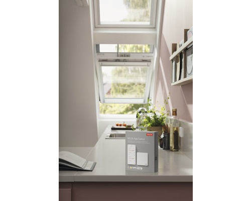 Pack de contrôle d''application VELUX sur un comptoir de cuisine sous une fenêtre de toit