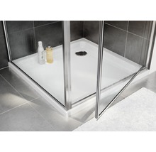 Douche d''angle avec receveur et portes en verre dans la salle de bain