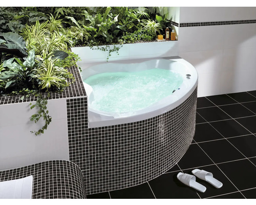 Badezimmer mit Whirlpool, Fliesen und Dekoration