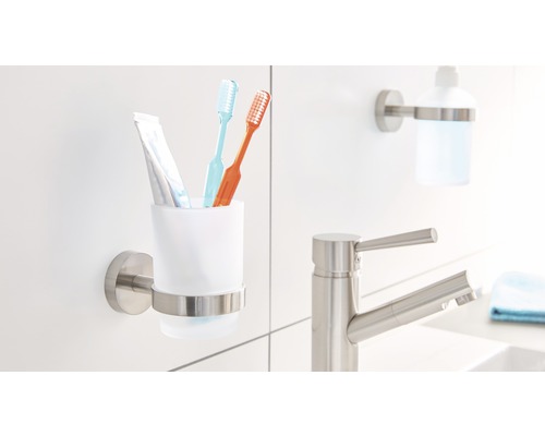 Wandmontierter Zahnputzbecherhalter mit Zahnbürsten und Zahnpasta im Badezimmer