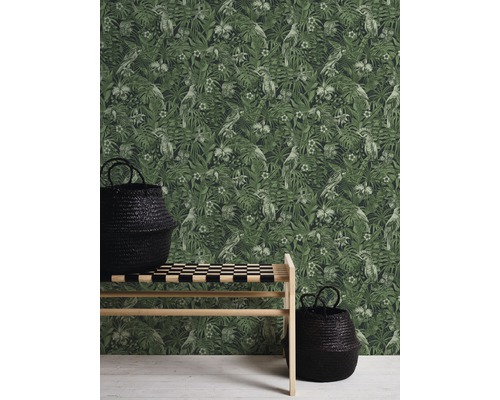 Raum mit Dschungeltapete, Bank und Aufbewahrungskörben