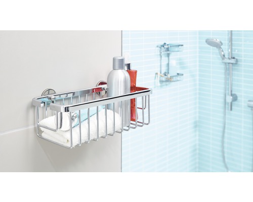 Badezimmer mit Duschregal, Handtüchern und Pflegeprodukten