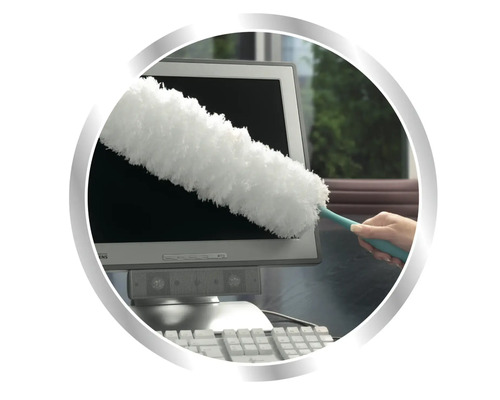 Reinigung eines Computerbildschirms mit einem Staubwedel