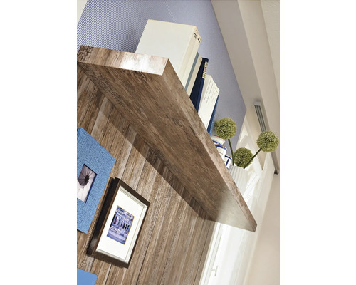 Étagère murale en bois avec des décorations telles que des livres et des cadres photo