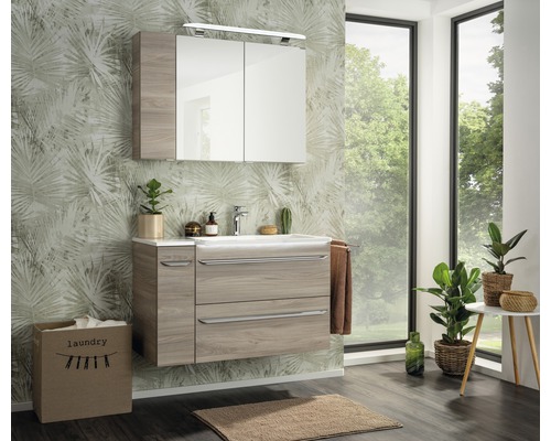 Salle de bain avec meuble-lavabo, armoire de toilette et panier à linge dans un design clair et moderne