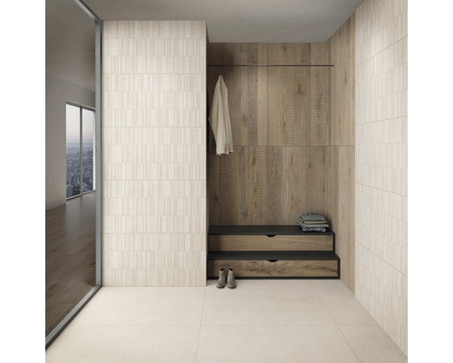 Dressing avec carrelage mural et au sol, porte-manteau, banc avec tiroirs, cintre et chaussures