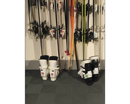 Chaussures de ski et skis montés sur un mur