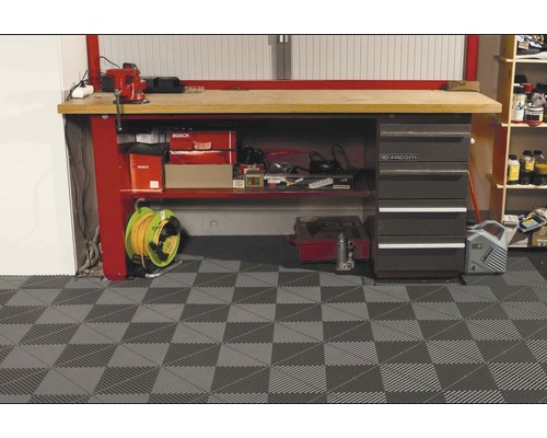 Atelier avec établi, outils et carreaux de sol