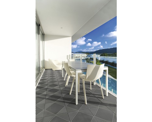 Terrasse avec dalles de sol, table et chaises sur le balcon