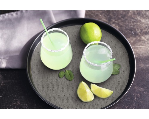 Zwei Getränke mit Limetten auf einem Serviertablett