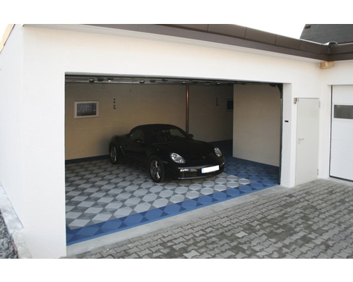 Garage mit Auto und Bodenfliesen im Rautenmuster