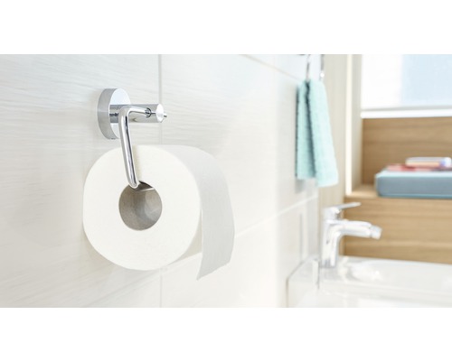 Toilettenpapierhalter mit einer Rolle Toilettenpapier im Badezimmer