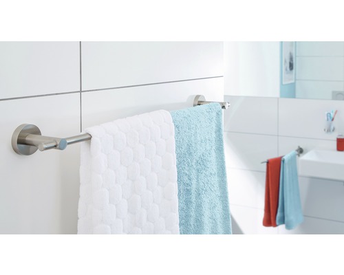 Porte-serviettes avec deux serviettes dans la salle de bain