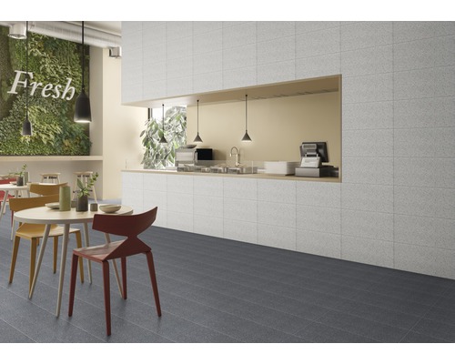 Innenraum mit Fliesenboden und Wandfliesen in einem Café