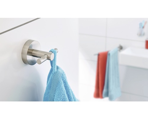 Crochet porte-serviettes en acier inoxydable avec serviette bleue dans la salle de bain