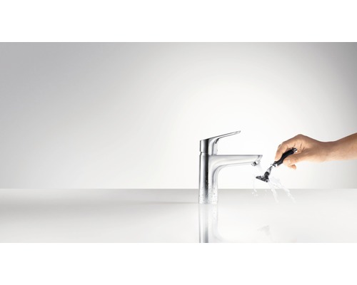 Einhebelmischer mit Hand und Rasierer unter fließendem Wasser