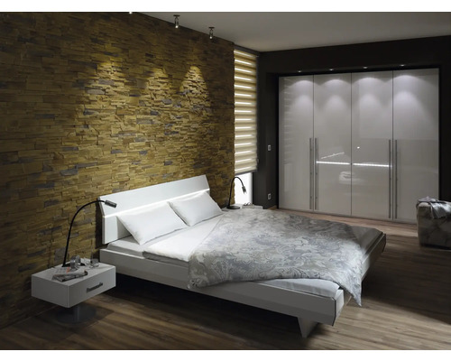 Modernes Schlafzimmer mit Doppelbett, Nachttisch und großem Kleiderschrank