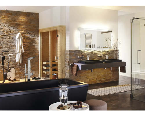 Helles Badezimmer mit Badewanne, Doppelwaschtisch, Sauna und Trimmrad