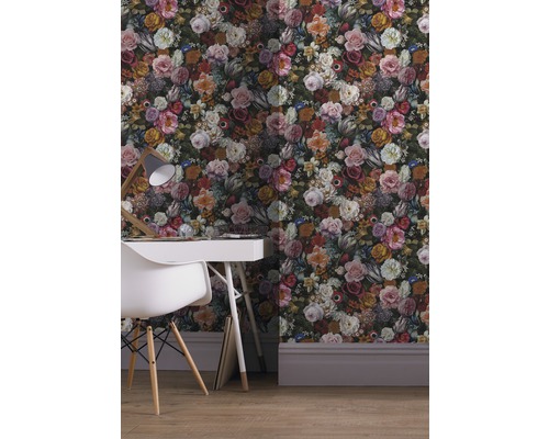 Szene mit Mustertapete mit Blumenmuster, Schreibtisch und Stuhl.