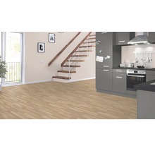 Heller Raum mit Laminatboden, Treppe und Küchenzeile