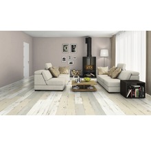 Wohnzimmer mit zwei Sofas, Kamin, Holzboden und Beistelltisch