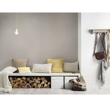 Heller Raum mit Sitzbank, Kissen, Holzscheiten, Aufbewahrungsboxen, Lampe, Kleiderhaken und Taschen für eine freundliche Atmosphäre