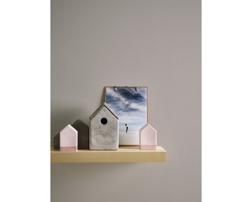 Modèles de maisons décoratives en béton et en bois sur une étagère avec une image