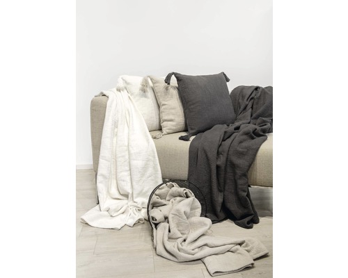 Décoration avec coussins de canapé, jetés de lit et panier à linge