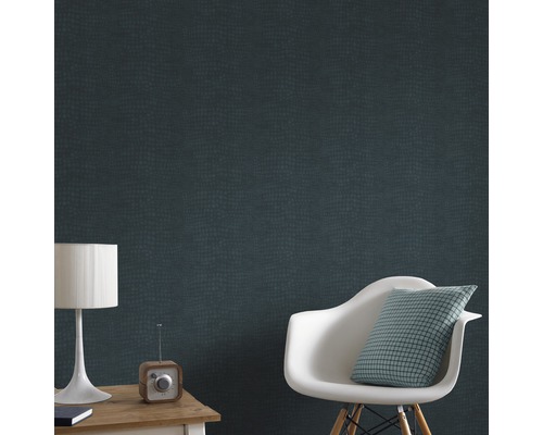 Zimmer mit Reptilienleder-Tapete, Stuhl, Kissen, Tischlampe und Radio