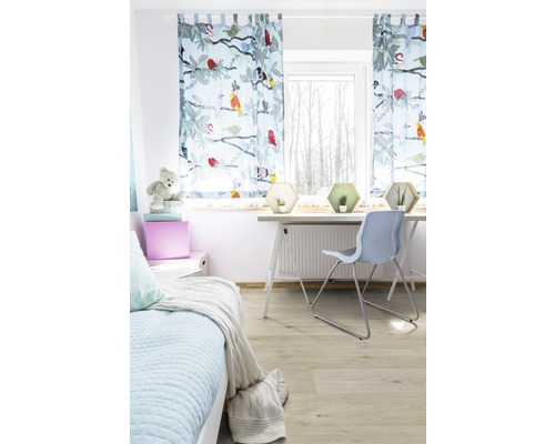 Chambre d''enfant lumineuse avec lit, bureau, chaise et rideaux à motifs d''oiseaux