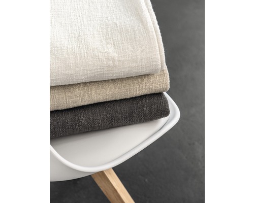 Pile de textiles sur une chaise