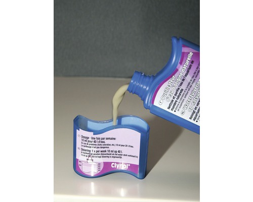 Le clarificateur d''eau Clynol est versé dans un gobelet doseur