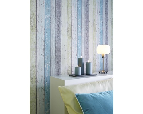 Wandgestaltung mit Holzoptiktapete, Kerzen und Lampe