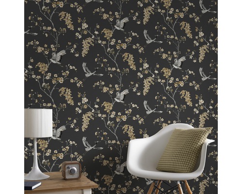 Raumansicht mit gemusterter Tapete mit floralen Elementen und Kranichen.