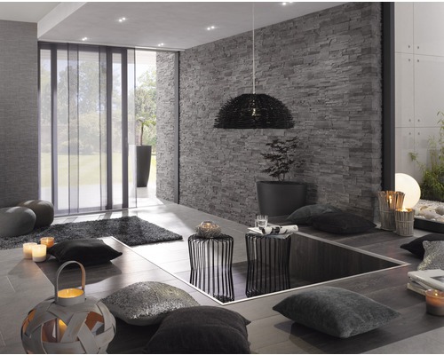 Modernes Wohnzimmer mit Schiebevorhängen, Steinwand und dekorativen Elementen