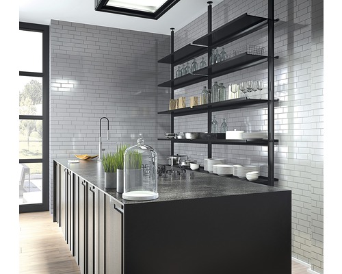 Helle Küche mit Kochinsel, Regalen und Fliesen