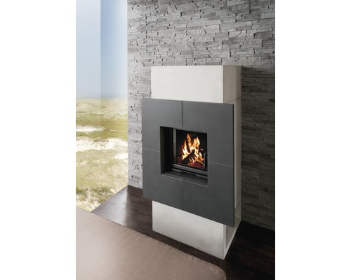 Moderner Kaminofen mit Steinverkleidung und brennendem Feuer im Wohnzimmer