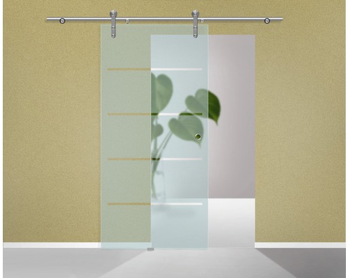 Schiebetür aus Glas mit horizontalen Linien und Beschlägen an der Wand