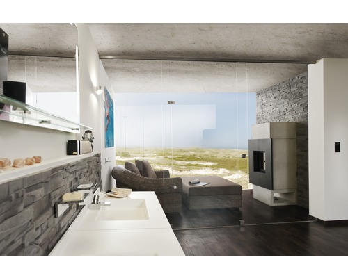 Modernes Interieur mit Waschtisch, Kamin und Sitzbereich mit Meerblick