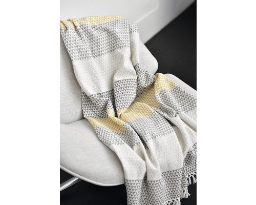 Couverture à motif géométrique sur une chaise